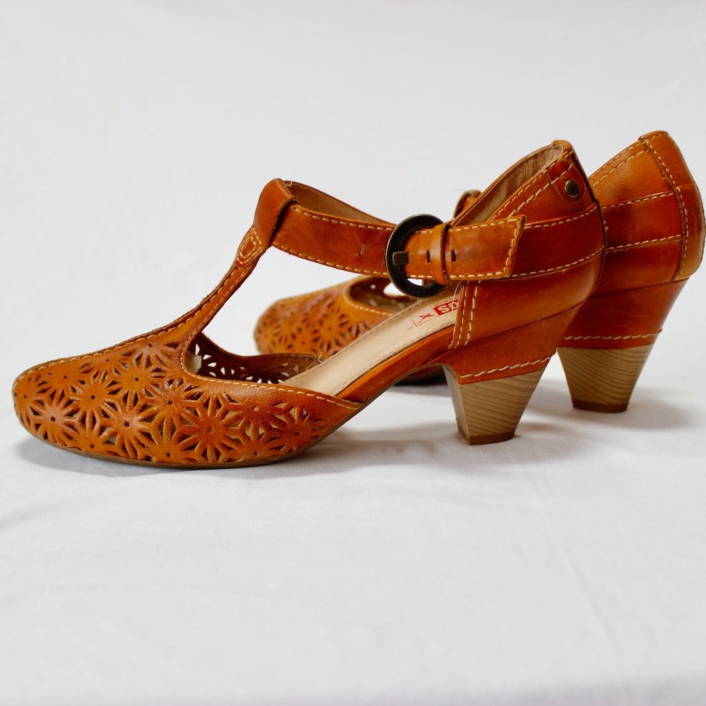 Jazzy, comfy Pikolinos t-straps